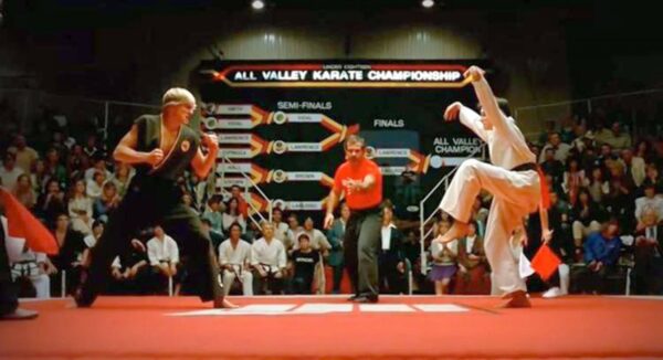 ¿la patada de la grulla de karate kid es ilegal?