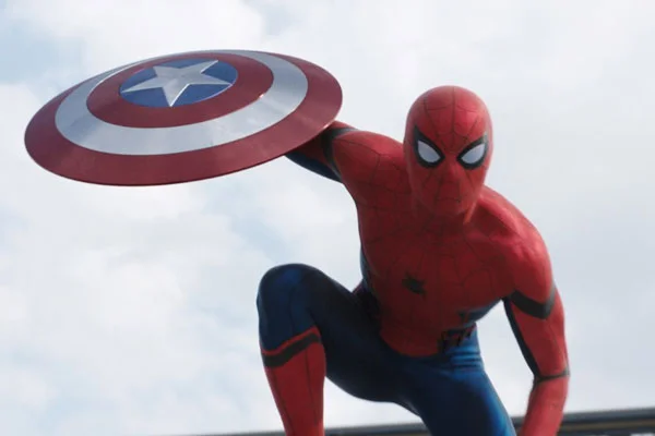spiderman roba escudo a capitán america en civil war dentro de la cronología de películas marvel